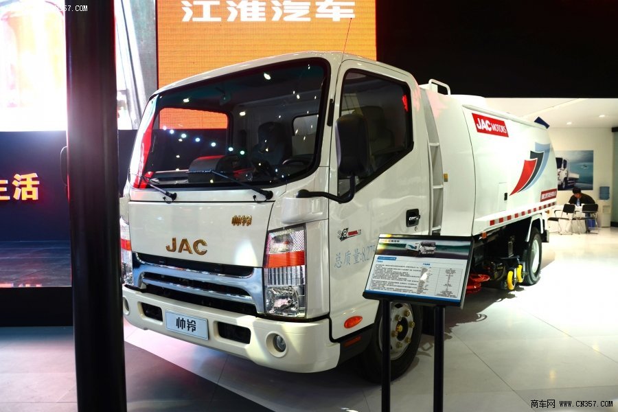 福建龙马 154 马力 4×2 洗扫车(FLM5080TXSJ4)