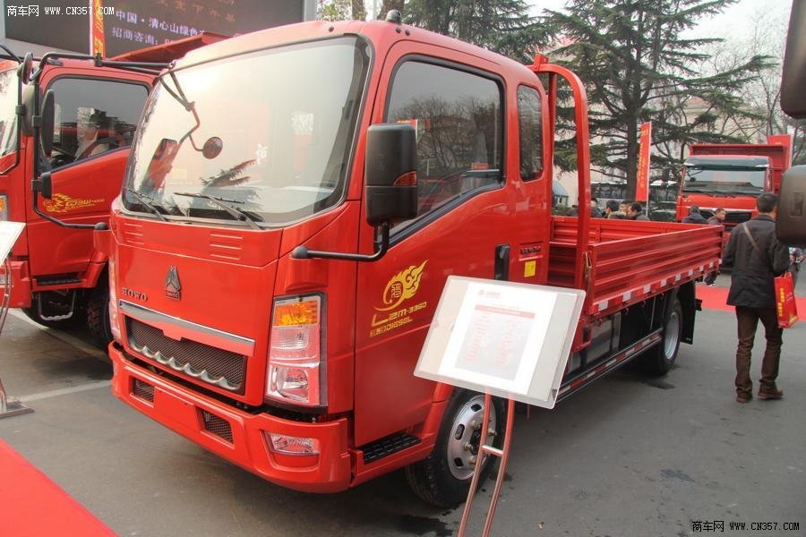 中国重汽HOWO 107马力 排半栏板轻卡(ZZ1047D3414D145)