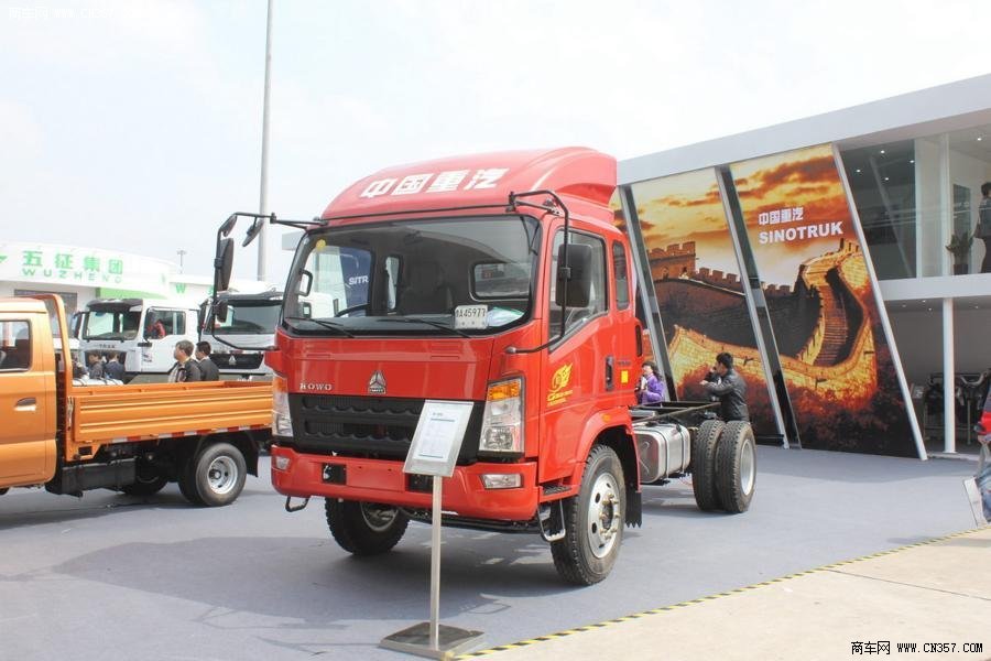 中国重汽HOWO 168马力 排半厢式轻卡(ZZ1127G3815D1)