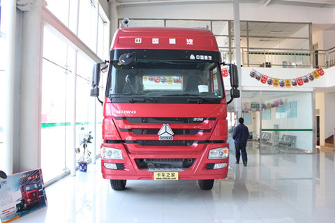 中国重汽 HOWO 6×2后提升式牵引车
