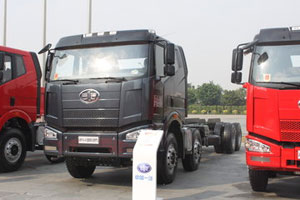 解放 J6P重卡 390马力 8X4 LNG自卸车