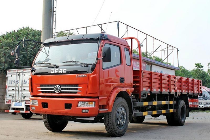 东风 多利卡D8中卡 136马力 4X2 6.15米排半栏板载货车(DFA1140L11D6)