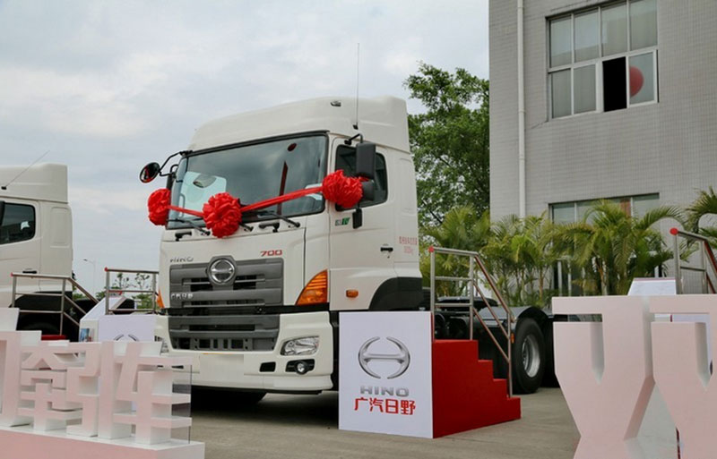 广汽日野 700系列重卡 450马力 6X4 牵引车(YC4251SS1EK4)