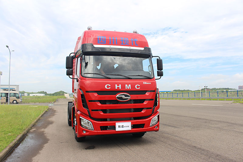 四川现代 致道800w 310马力 4X2 港口运输牵引车