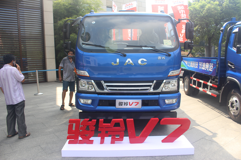 江淮 骏铃V7 154马力 4X2排半栏板轻卡（福田康明斯3.8L动力）