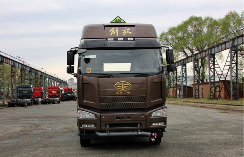 一汽解放 J6P重卡 领航危化版 460马力 6X4牵引车(CA4250P66K24T1A1E4)