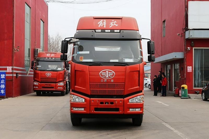 一汽解放 J6M准重卡 320马力 6X2牵引车(CA4220P63K2T3E4)
