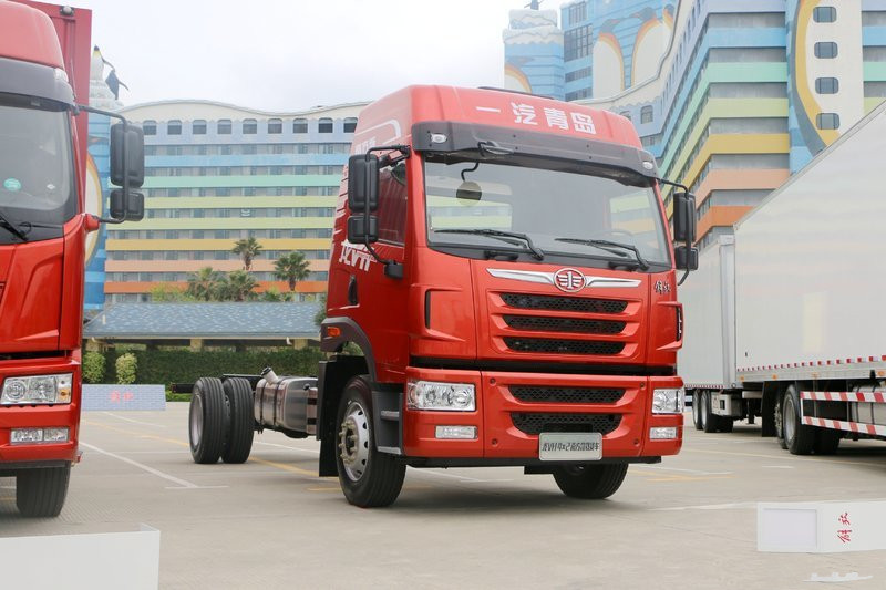 青岛解放 龙VH中卡 先锋版 220马力 4X2 6.75米 国五栏板载货车(CA1189PK2L2E5A80)