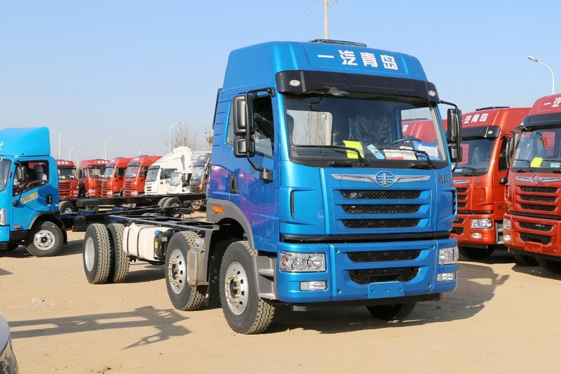 青岛解放 龙VH 220马力 6X2 9.6米 国五仓栅式载货车(CA5254CCYPK2L7T3E5A80)