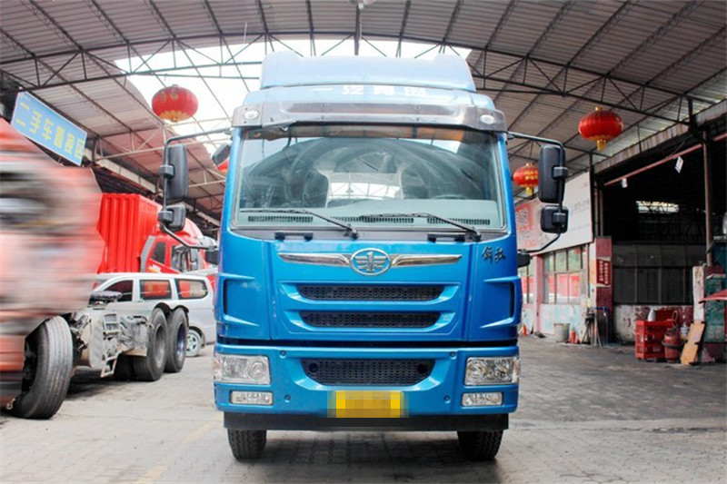 青岛解放 龙V中卡 180马力 4X2 7.8米 国五厢式载货车(CA5182XRYPK2L5E5A80)