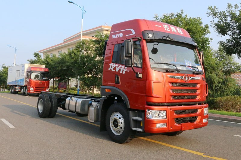 青岛解放 龙VH中卡 220马力 南方版 4X2 6.75米 国五仓栅式载货车(CA5189CCYPK2L2E5A80)