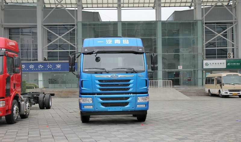 青岛解放 悍V重卡 260马力 8X2 9.65米 国五仓栅式载货车(CA5310CCYP2K2L7T10E5A80)