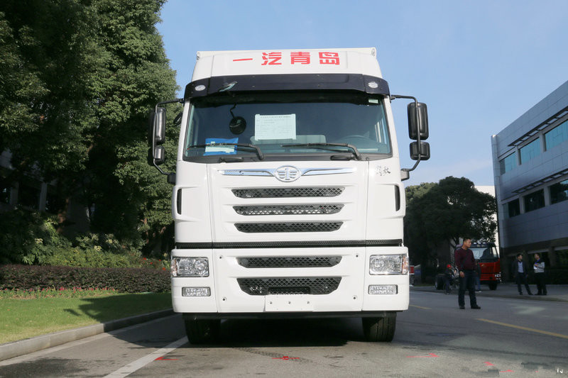 青岛解放 途V重卡 290马力 6X2R 9.65米 国五厢式载货车(CA5250XXYP2K2L7T2E5A80)