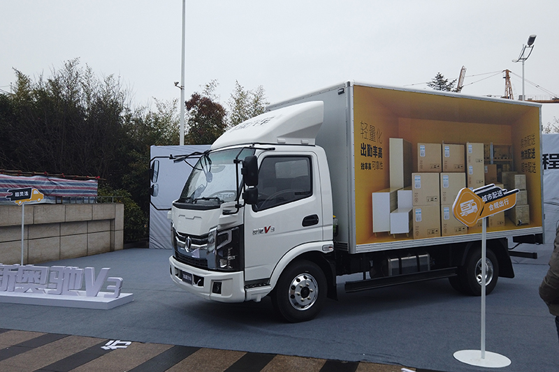 飞碟汽车 新奥驰A3 130马力 4×2 国五 厢式载货车