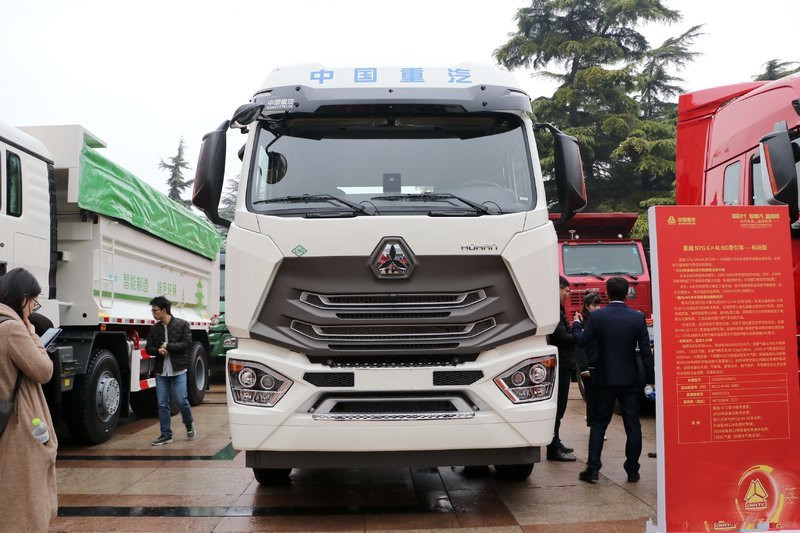 中国重汽 豪瀚N7G重卡 440马力 6X4 国六 LNG危险品牵引车(ZZ4255V3846F1LW)