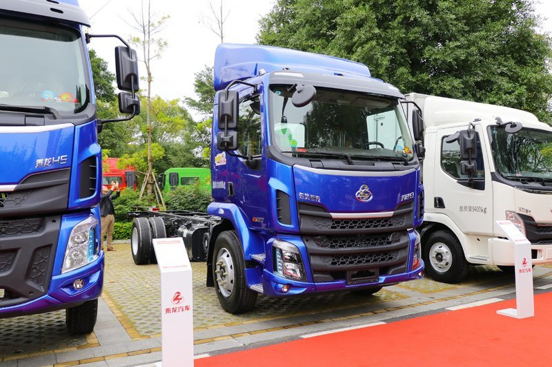 东风柳汽 乘龙新M3中卡 200马力 4X2 6.8米 国六 厢式载货车(LZ5180XXYM3AC1)