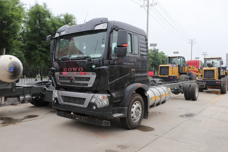 中国重汽 HOWO TX 290马力 4X2 9.52米 国六 LNG厢式载货车(ZZ5187XXYN711GF1L)