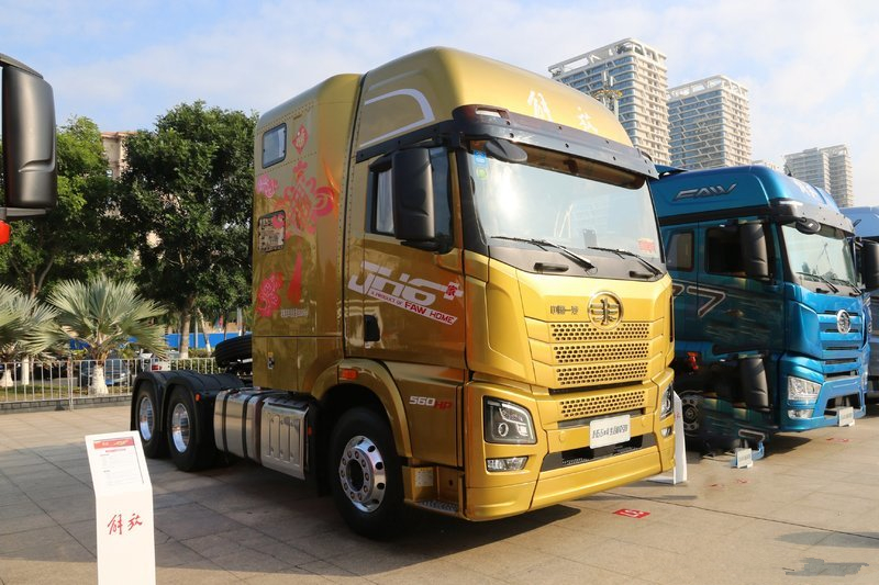 青岛解放 JH6重卡 生活舱版 560马力 6X4 国六 AMT自动挡牵引车(CA4250P33K25T1E6A80)