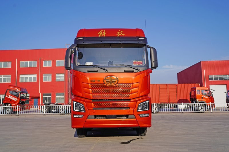 青岛解放 JH6重卡 320马力 6X2 9.5米 国六 厢式载货车(CA5250XXYP26K2L7T3E6A80)