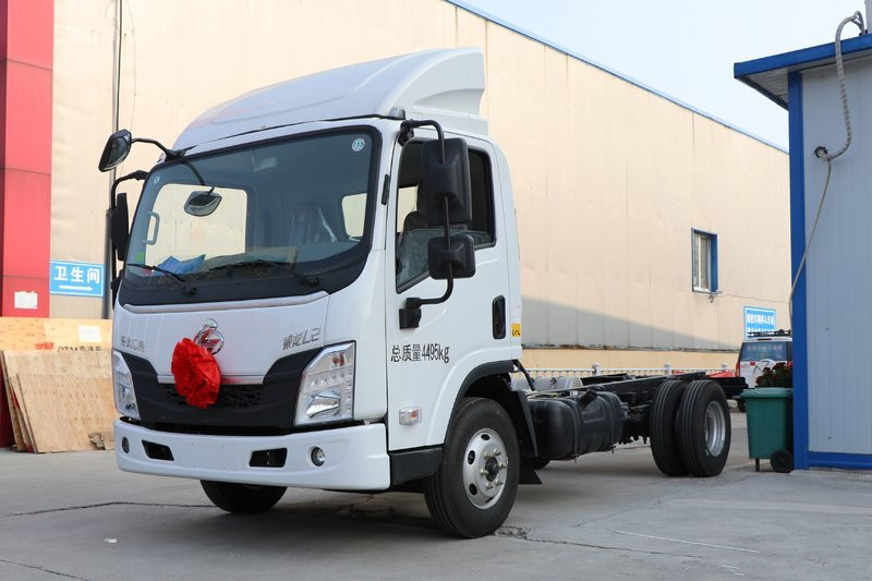 东风柳汽 乘龙L2轻卡 140马力 4X2 4.2米 国六 单排厢式载货车(速比4.875)(LZ5041XXYL2AC1)
