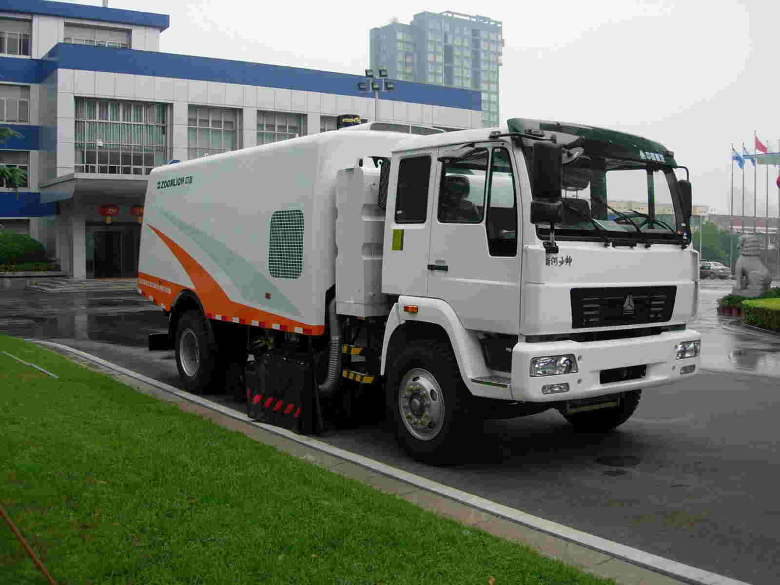 中联重科 中联 190马力 4×2 扫路车(ZLJ5164TSLZE3)