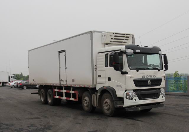 中国重汽 HOWO-T5G 340马力 8×4 冷藏车(ZZ5317XLCN466GD1)