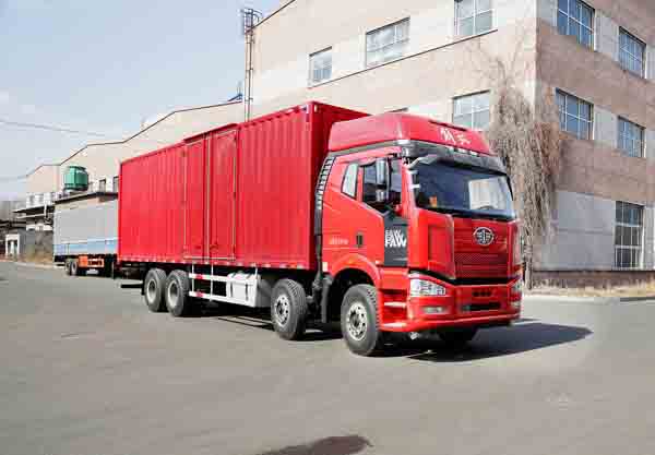 一汽解放 解放J6P 重卡 420马力 8×4 厢式 排半 载货车(CA5310XXYP66K2L7T4E5)